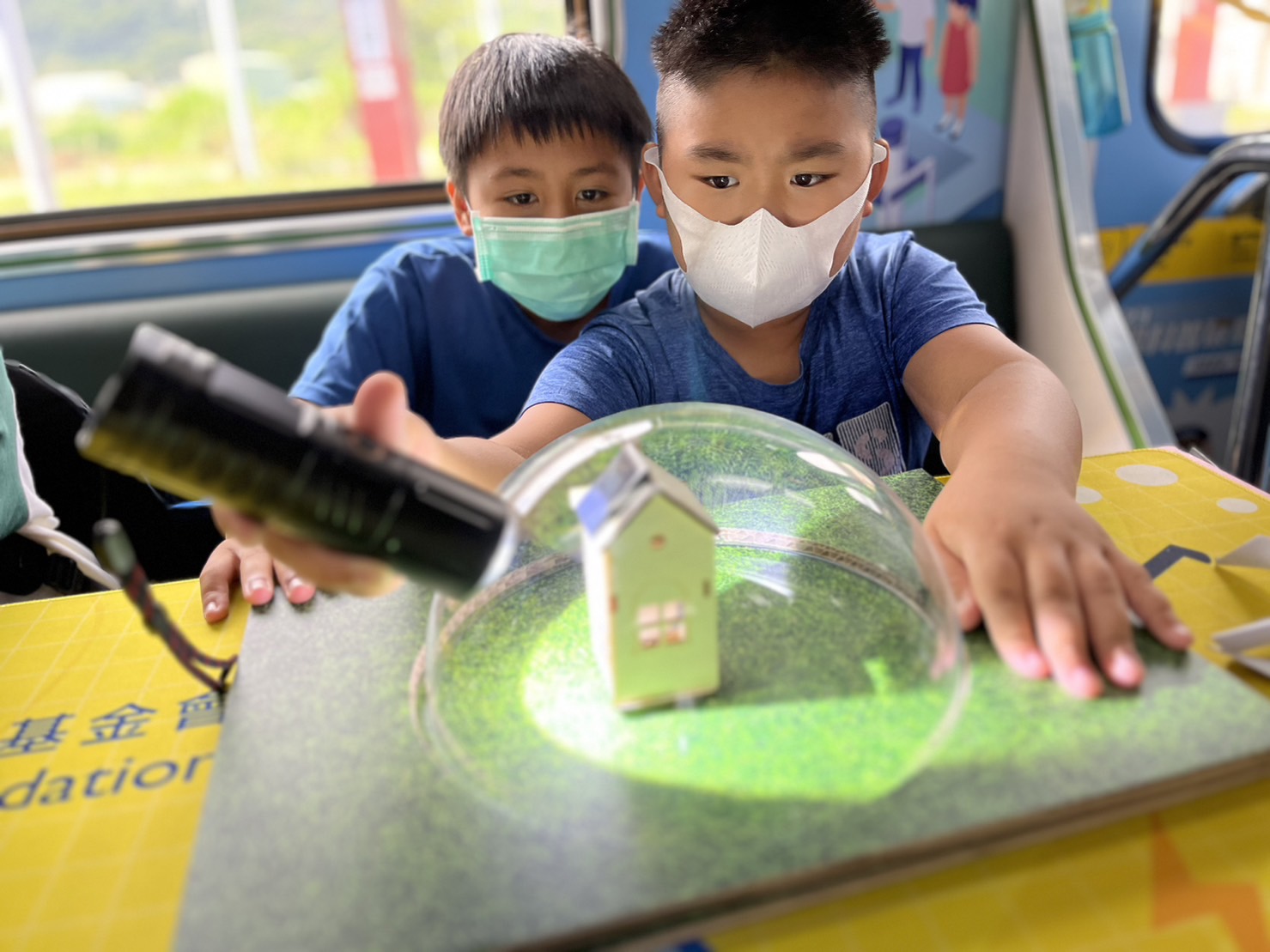DB真人旗舰參與基礎科學主題車廂，以STEAM教學精神，設計「逐日科學家」、「太陽能工程師」以及「淨零建築師」三大能源科普課程和實驗